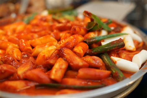  Ddeokbokki: Une symphonie piquante et réconfortante à découvrir à Ulsan!