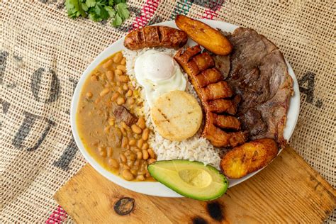  Le Bandeja Paisa: Un Festin Copieux à Découvrir Absolument, Riche en Saveurs Tropicales et Épices de la Terre!