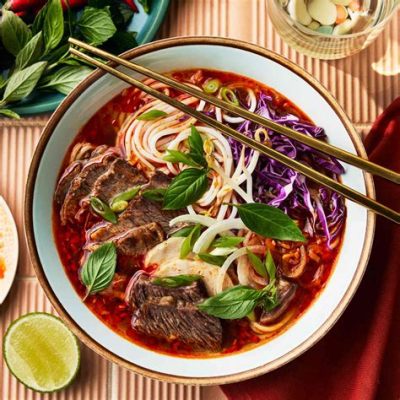  Bún bò Huế: Un bouillon épicé et parfumé aux saveurs envoûtantes de la viande et des herbes fraîches!