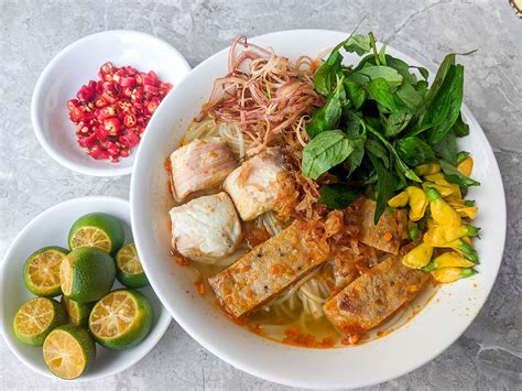  Bún Cá: Un délicieux mélange de saveurs marines et d’herbes fraîches pour une expérience culinaire unique !