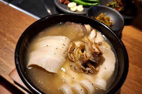  Dwaeji-gukbap: Savourez la Richesse Umami d'un Bouillon de Porc à Busan !