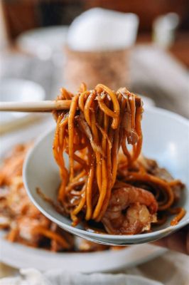 Hokkien Mee: Un délice épicé à la saveur umami et à la texture moelleuse!