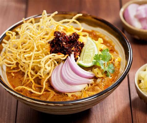  Khao Soi: Un curry crémeux et épicé aux saveurs exotiques de Chiang Mai!