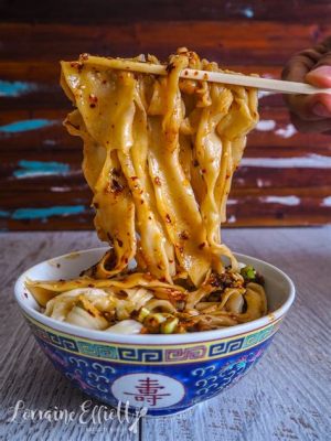  La Biang Biang Mian: Une symphonie épicée de nouilles larges et savoureuses qui dansent avec la sauce!