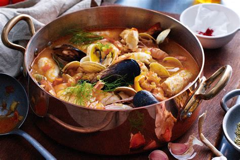  La Bouillabaisse : Un plat réconfortant aux saveurs iodées et riches en épices!