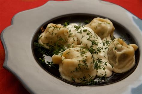  La Pelmeni Sibérienne: Une symphonie de saveurs en bouillon chaud et parfumé !