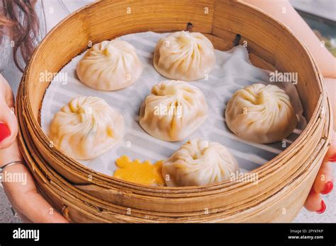  Le Xiao Long Bao: De délicieuses boulettes vapeur aux trésors juteux en cachant un parfum envoûtant !