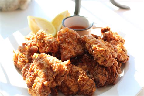  Les Buffalo Wings: Une Explosion Savoureuse de Poulet Frit à l'Ail et au Citron !