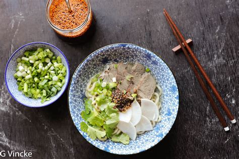  Les Noodles Lanzhou aux Pâtes Épais et Soupe Piquante: Un Voyage Culinaire Audacieux dans la Cuisine de Jinchang!