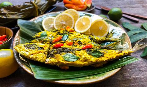  Pepes Ikan: Savoureux et parfumé par des herbes tropicales, ce plat indonésien vous emmènera en voyage culinaire!