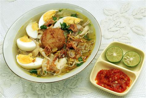  Soto Ayam Banjar: Une Soupe Apicée aux Épices Aromatiques et à la Viande Fondante !